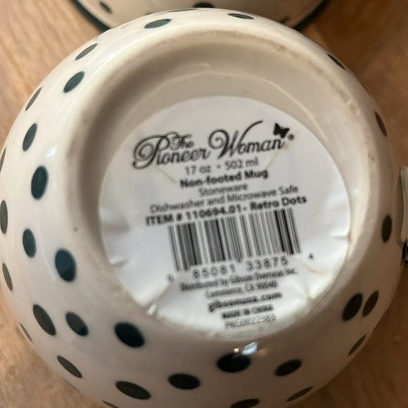 The Pioneer Woman Set of 2 Coffee Mugs Green Polka Dots Tea NWT - Picture 6 of 6